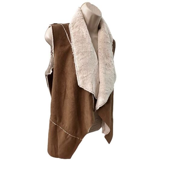 Me Jane ~ Faux Suede and fur lined vest ~ two side pockets - Picture 3 of 12